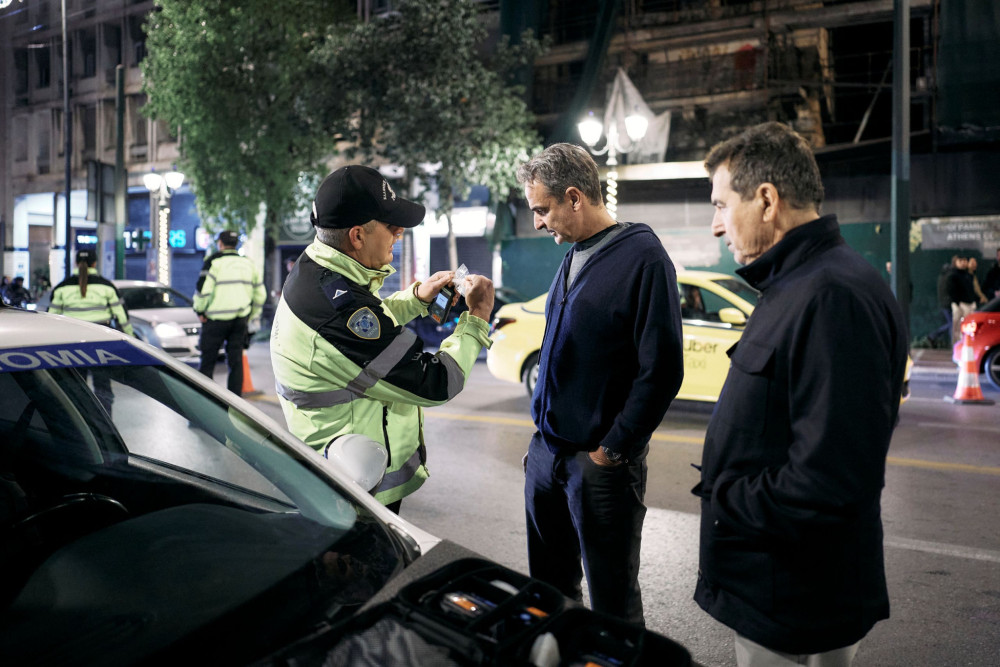 Ο Κυριάκος Μητσοτάκης σε επιτόπιους ελέγχους της Αστυνομίας για αλκοτέστ (photos & video)