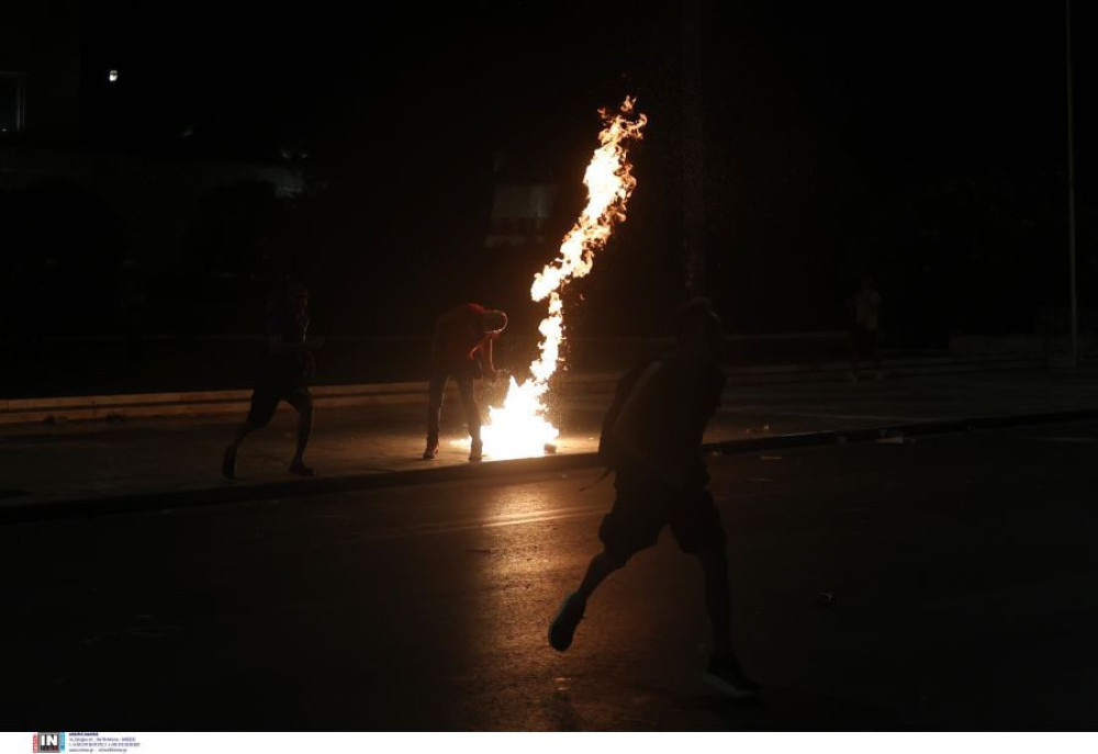 Εξάρχεια: «βροχή» από μολότοφ τη νύχτα σε διερχόμενες διμοιρίες των ΜΑΤ