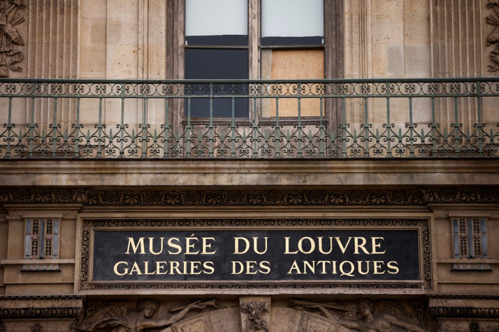 Λούβρο: μεταλλικά κάγκελα στο «αδύναμο σημείο» μετά τη ληστεία-μαμούθ (video)