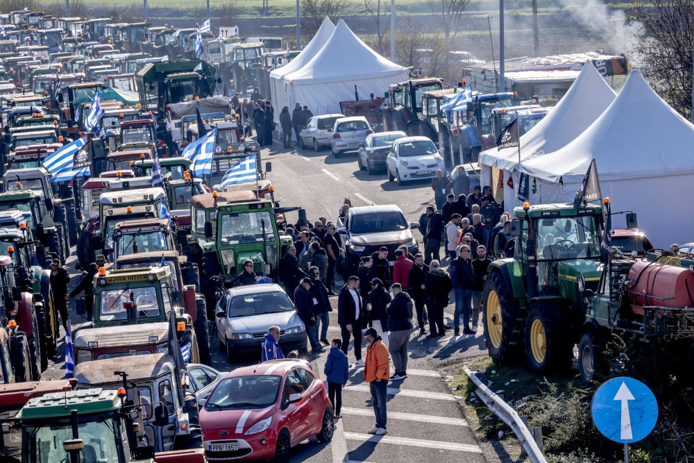 Μπλόκα αγροτών: Ουρές χιλιομέτρων στη Λαμίας - Αθηνών και στους παραδρόμους (video)