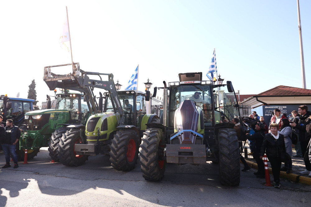 Μπλόκο αγροτών έξω από το λιμάνι Θεσσαλονίκης