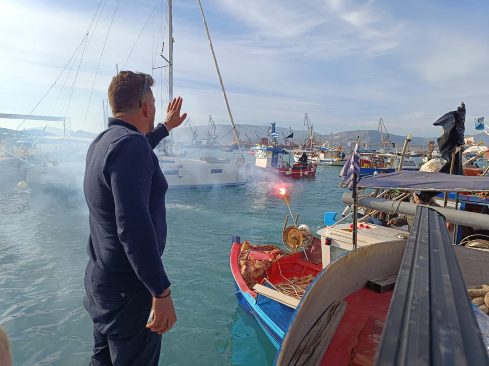 Στο λιμάνι του Βόλου τα τρακτέρ - Με βάρκες και καπνογόνα οι ψαράδες - Τελεσίγραφο να φύγουν έως τις 13:00 (photos και video)