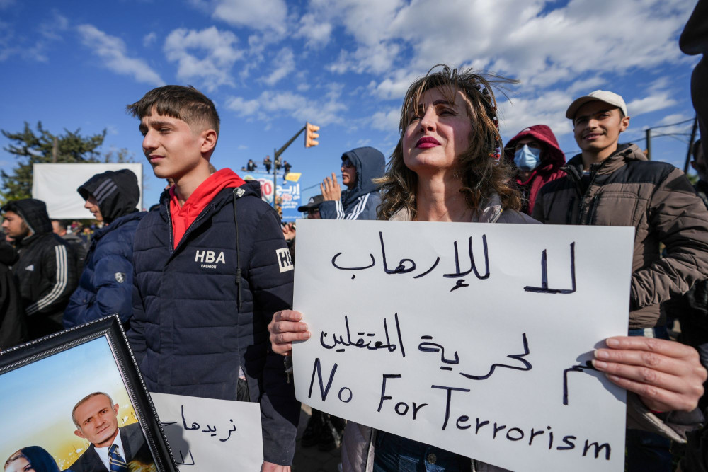 Συρία: Τρεις νεκροί και τουλάχιστον 60 τραυματίες σε διαδήλωση με χιλιάδες Αλαουίτες