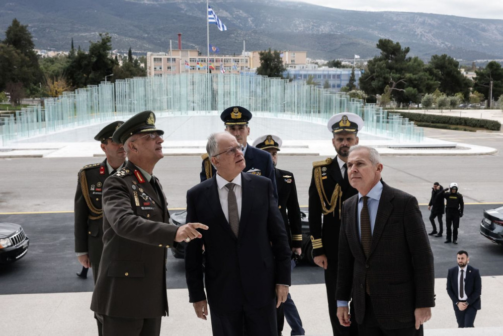 Ο Κωνσταντίνος Τασούλας επισκέφθηκε το ΥΠΕΘΑ και το υπουργείο Ναυτιλίας και αντάλλαξε ευχές (photos)