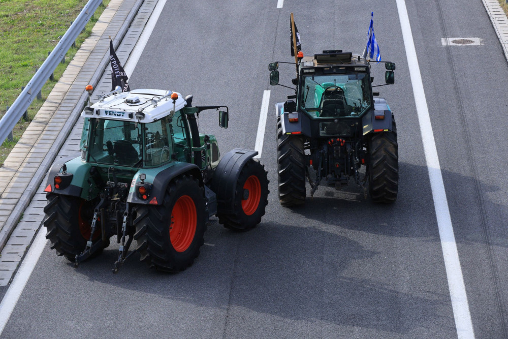 Αγρότες στα μπλόκα, κίνδυνος στους δρόμους, εμπλοκή στην αγορά