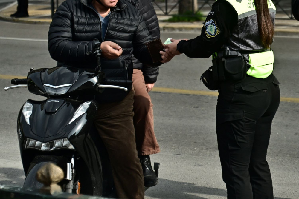 Αττική οδός: οδηγός μηχανής επιχείρησε να «σπάσει» μπλόκο και παρέσυρε τροχονόμο (video)