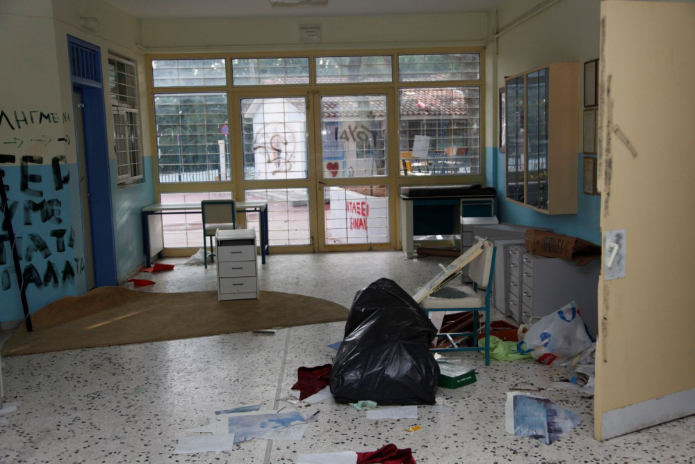 Αδιανόητες εικόνες σε σχολείο στη Γλυφάδα - Εμπρησμοί & βανδαλισμοί σε αίθουσες (video)
