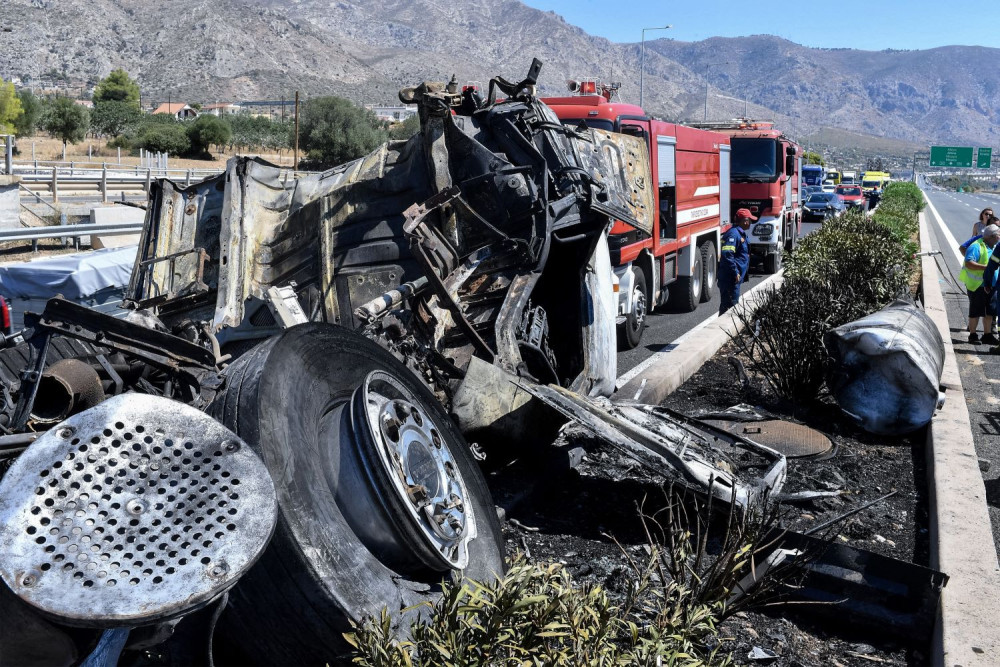 Φωτιά σε βυτιοφόρο στην ΕΟ Θεσσαλονίκης - Σερρών: κλειστός στα δύο ρεύματα ο δρόμος