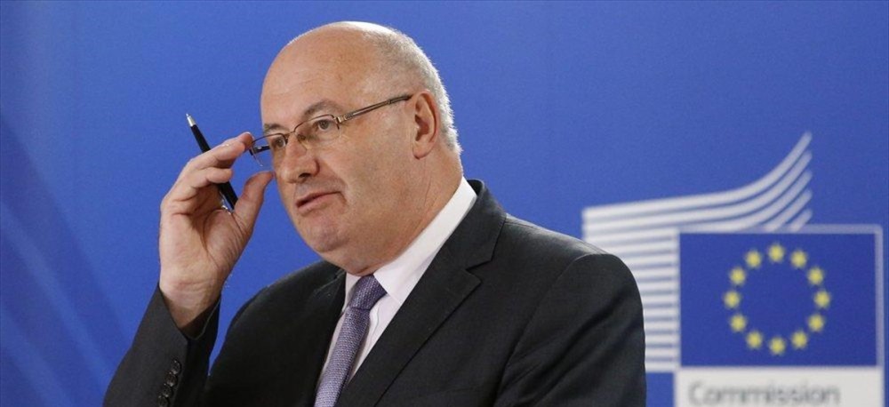 Κρίση στην Κομισιόν: Το συγνώμη του ο Επίτροπου Φιλ Χόγκαν, για να σώσει τη θέση του