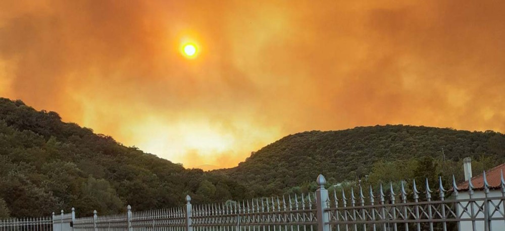 Παραμένει σε εξέλιξη η πυρκαγιά στη Μάνη – Ισχυρές πυροσβεστικές δυνάμεις στο σημείο