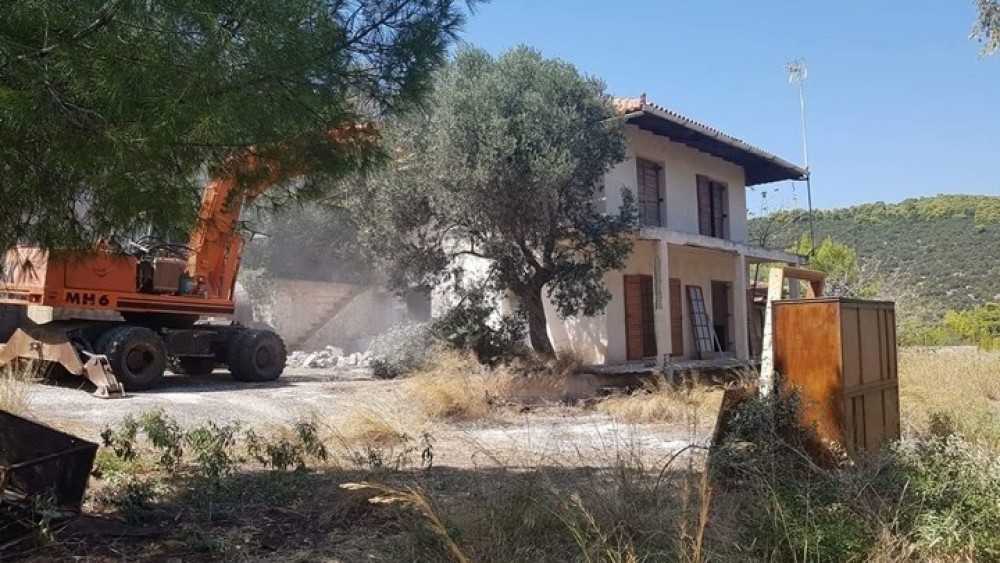 Aυθαίρετα-ημιυπαίθριοι: Πώς θα γλιτώσετε πρόστιμα και κατεδαφίσεις