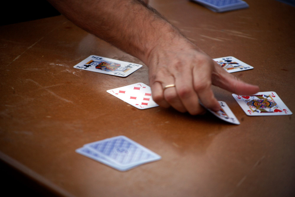 Kόμματα… ΙΧ, χαρτορίχτρες και γερόντισσες: καλά θα πάει κι αυτό