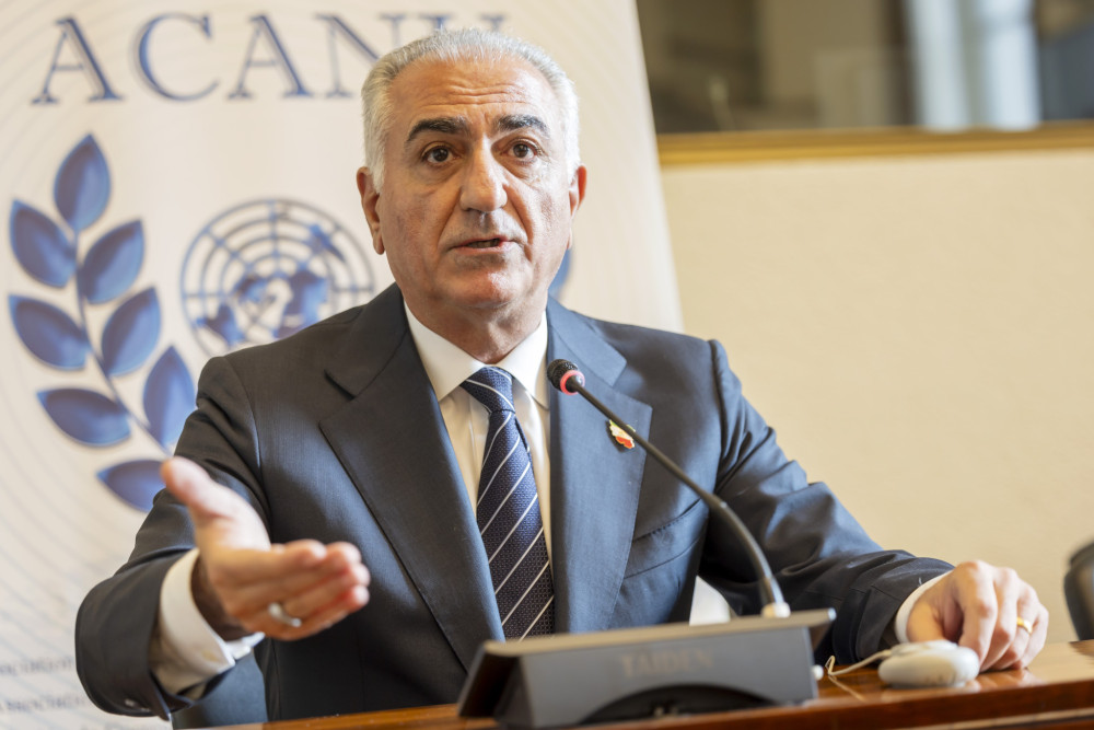 Politico: Ο εξόριστος πρίγκιπας που απειλεί την Τεχεράνη - Τα σχέδια του Ρεζά Παχλεβί για το Ιράν μετά τον Χαμενεΐ