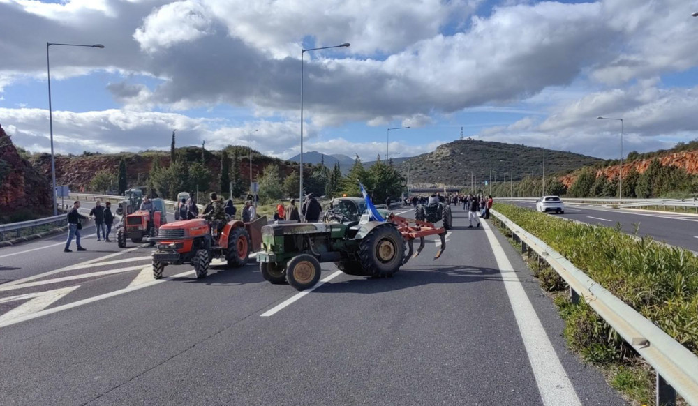 Δυναμική στάση κυβέρνησης απέναντι στα μπλόκα - Τα μέτρα θα εξειδικευθούν με ή χωρίς τους αγρότες