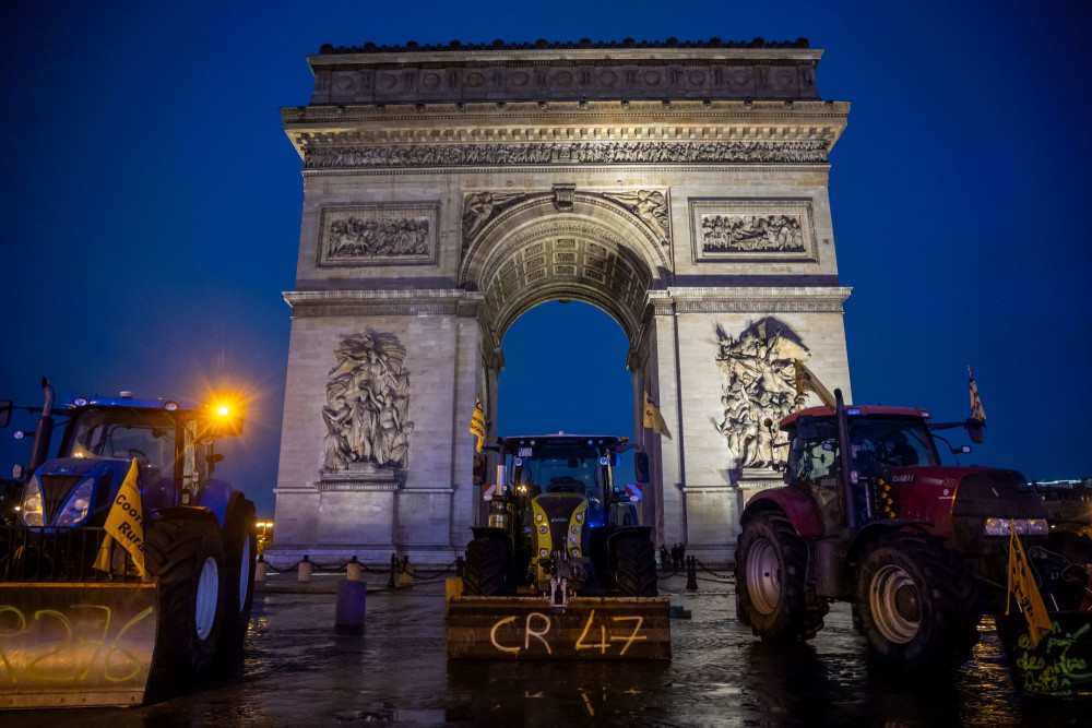 Γαλλία: στον Πύργο του Άιφελ και την Αψίδα του Θριάμβου τα τρακτέρ των αγροτών