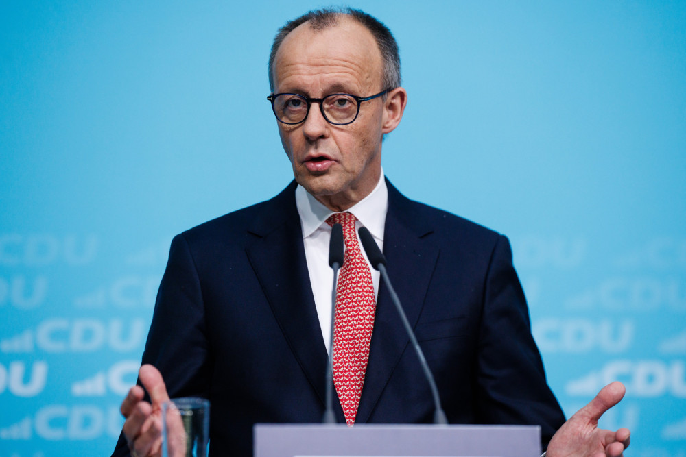 Φρίντριχ Μερτς: «Συνετή και ανάλογη» η ευρωπαϊκή απάντηση στις απειλές του Ντόναλντ Τραμπ