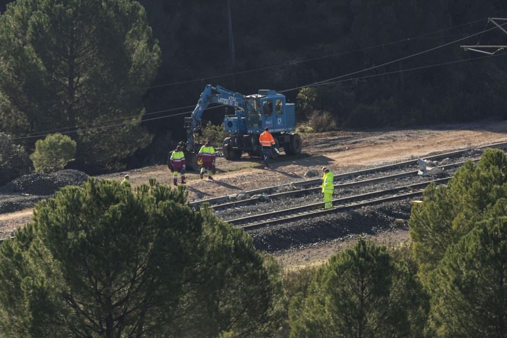 Νέο σιδηροδρομικό ατύχημα στην Ισπανία: τρένο έπεσε σε γερανό