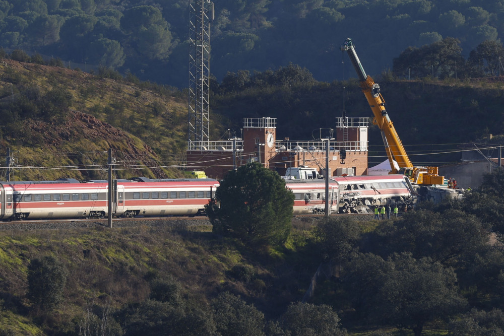 Ισπανία: αγωνία για τους αγνοούμενους - Εγκατέστησαν γερανούς για να σηκώσουν τα βαγόνια (video)