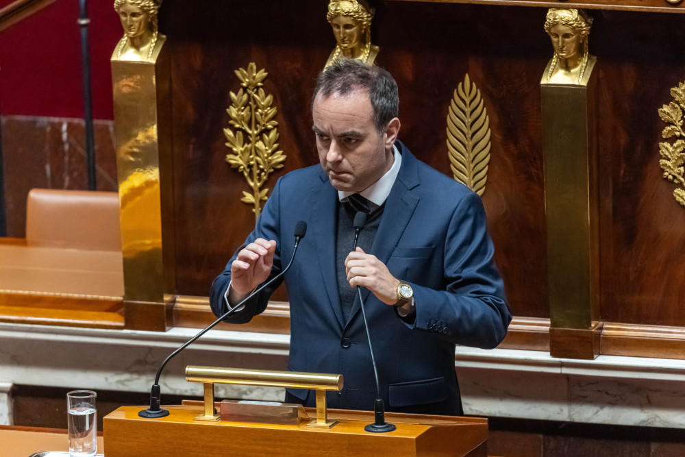 Πολιτική θύελλα στη Γαλλία: Ο Λεκορνί σπάει τη δέσμευσή του και επιβάλλει τον προϋπολογισμό