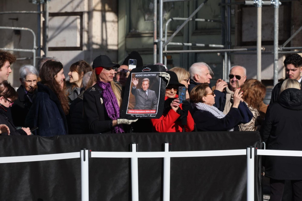 Ιταλία: πλήθος κόσμου στην κηδεία του Βαλεντίνο
