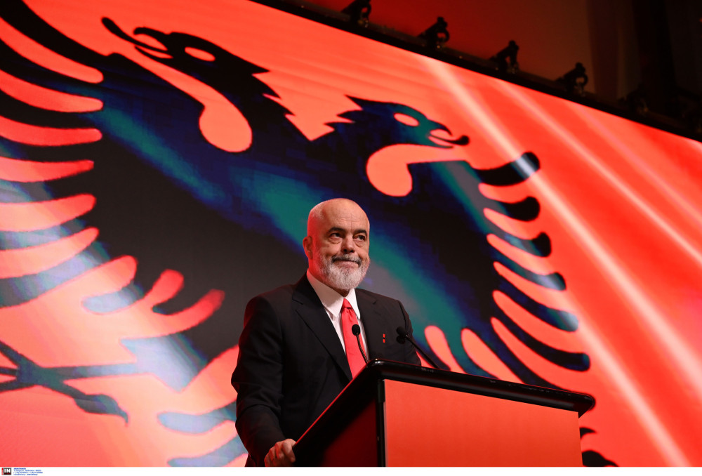 Έντι Ράμα: επιχείρηση αναδίπλωσης μετά την κατακραυγή, αλλά με αναφορές περί «ελληνικού εθνικισμού»