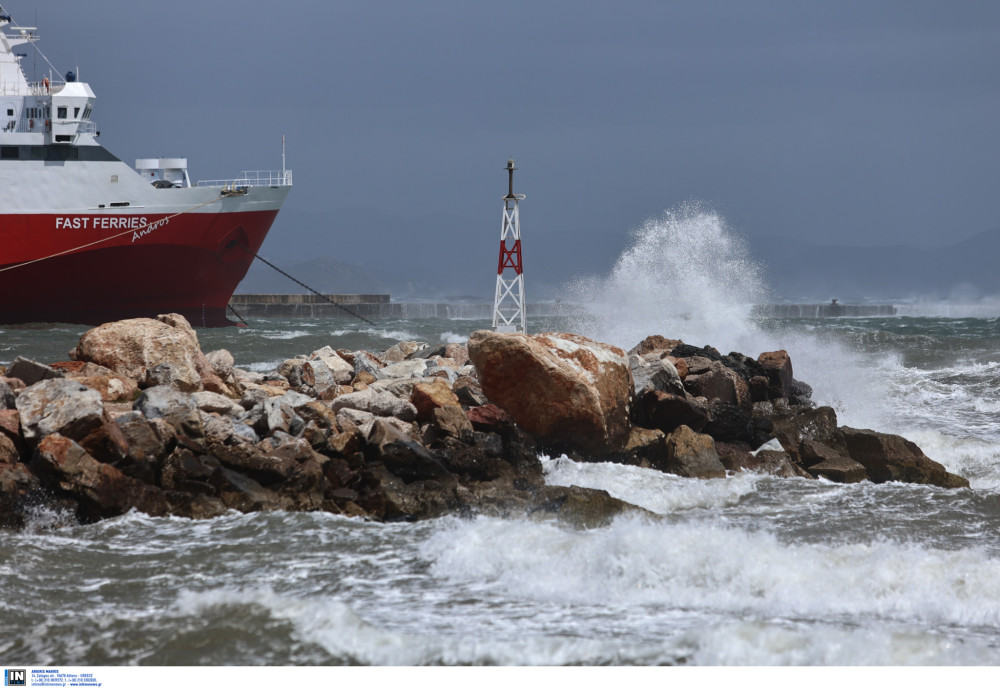Ισχυροί άνεμοι κρατούν δεμένα τα πλοία - Κανονικά ορισμένες αναχωρήσεις από Πειραιά