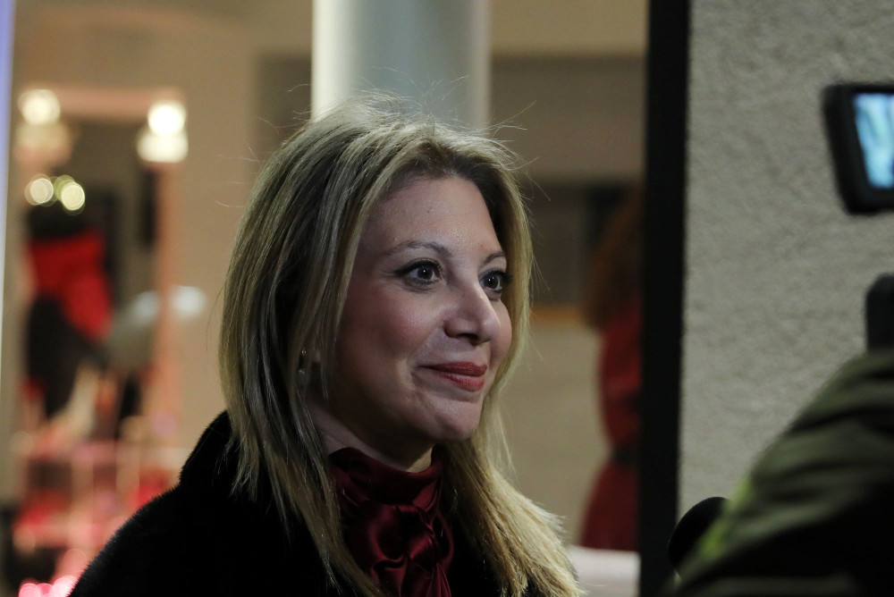 Καρυστιανού: τώρα της φταίνε τα ΜΜΕ, οι δημοσιογράφοι και οι… ερωτήσεις