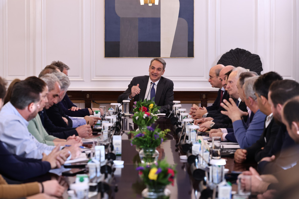 Συνάντηση του Κυριάκου Μητσοτάκη με αγρότες στο Μέγαρο Μαξίμου - Καταργείται ο ΦΠΑ στο αγροτικό πετρέλαιο, νέο ραντεβού την επόμενη εβδομάδα