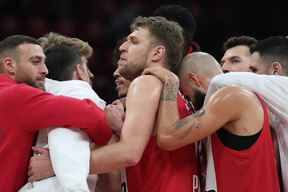 Σε διαρκή άνοδο ο Ολυμπιακός: «καθάρισε» τη Μακάμπι (100-93) με ασταμάτητο Βεζένκοβ