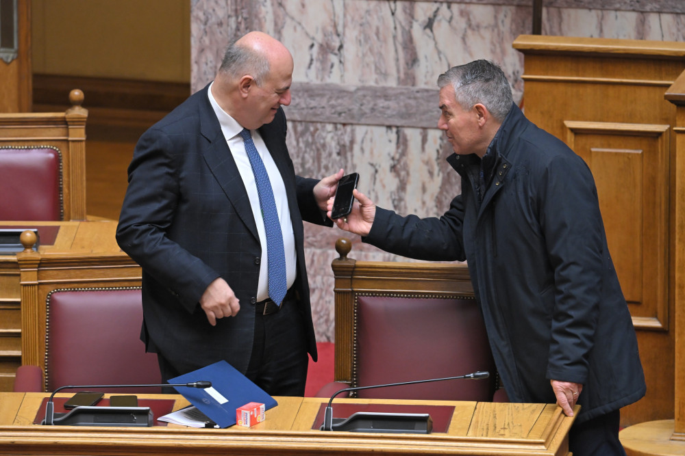 Βουλή: το μήνυμα 112 «τάραξε» τη συζήτηση στην Ολομέλεια (video)