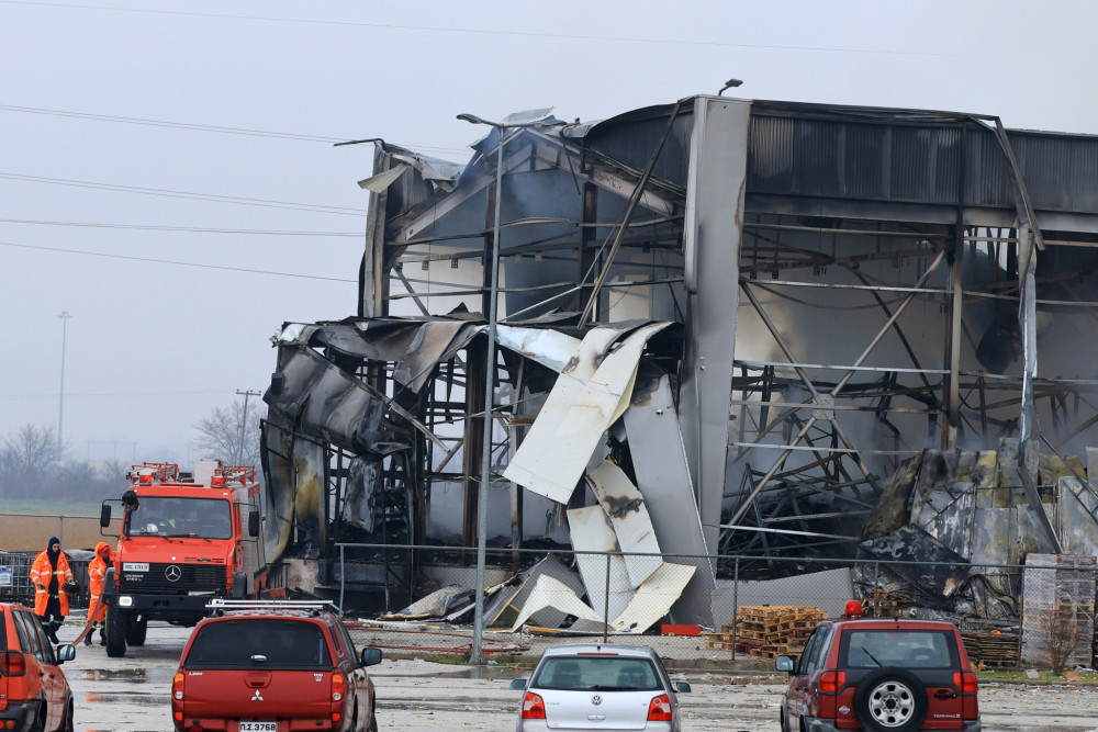Τρίκαλα: πληροφορίες ότι εντοπίστηκε και η πέμπτη σορός εργαζόμενης στο εργοστάσιο