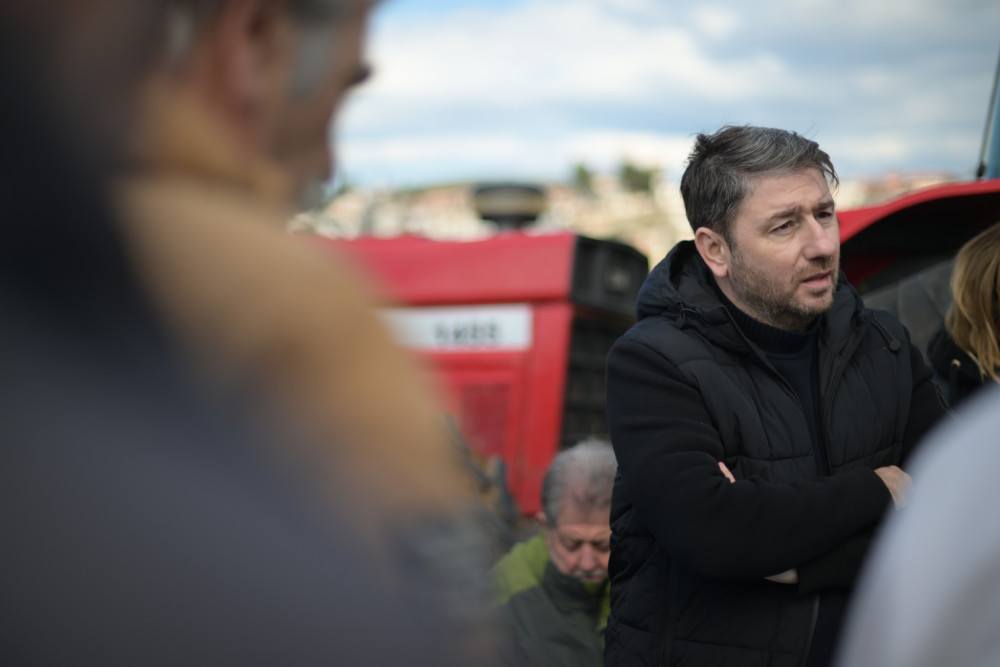 Ο Ανδρουλάκης «μοιράζει» λεφτά: χαϊδεύει τα αυτιά των αγροτοσυνδικαλιστών και πλειοδοτεί