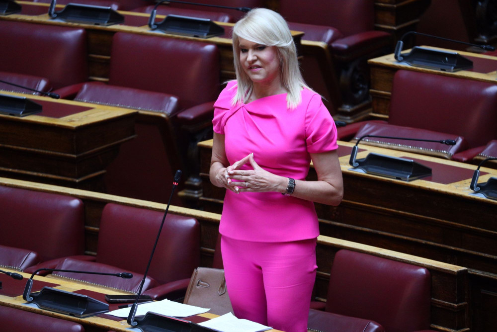 Η Τζάκρη ψάχνει νέο κόμμα - Καλοβλέπει συνεργασία με Καρυστιανού