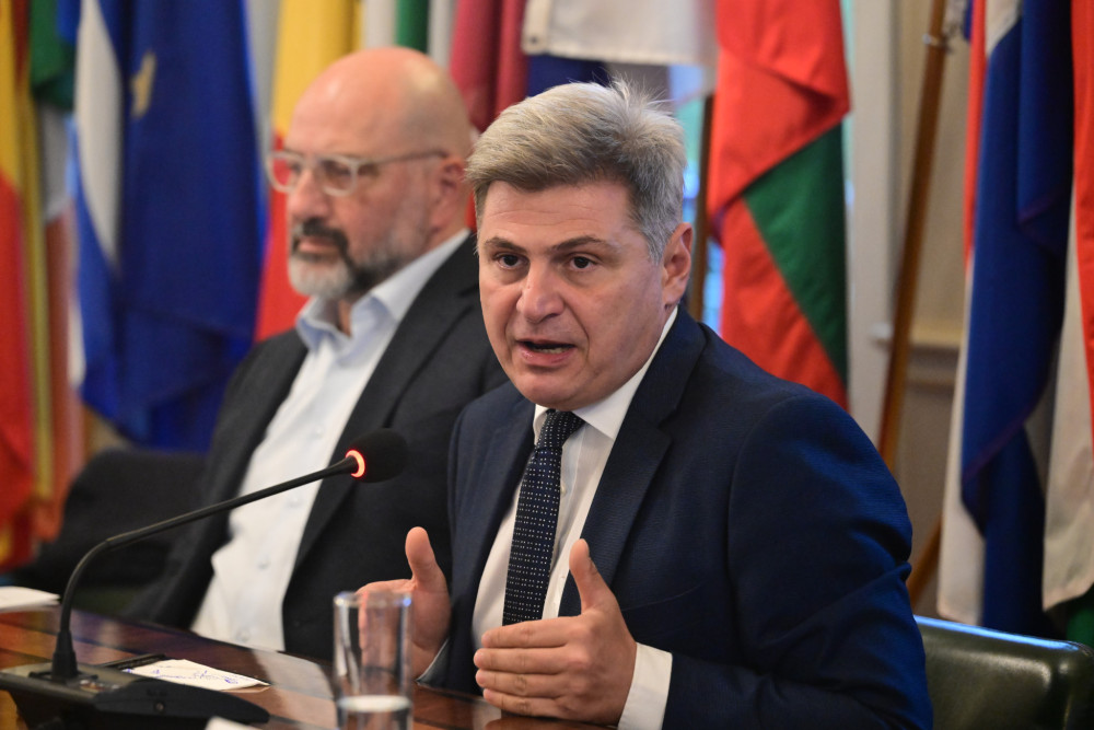 Η βολική δικαιολογία Φαραντούρη για την έδρα