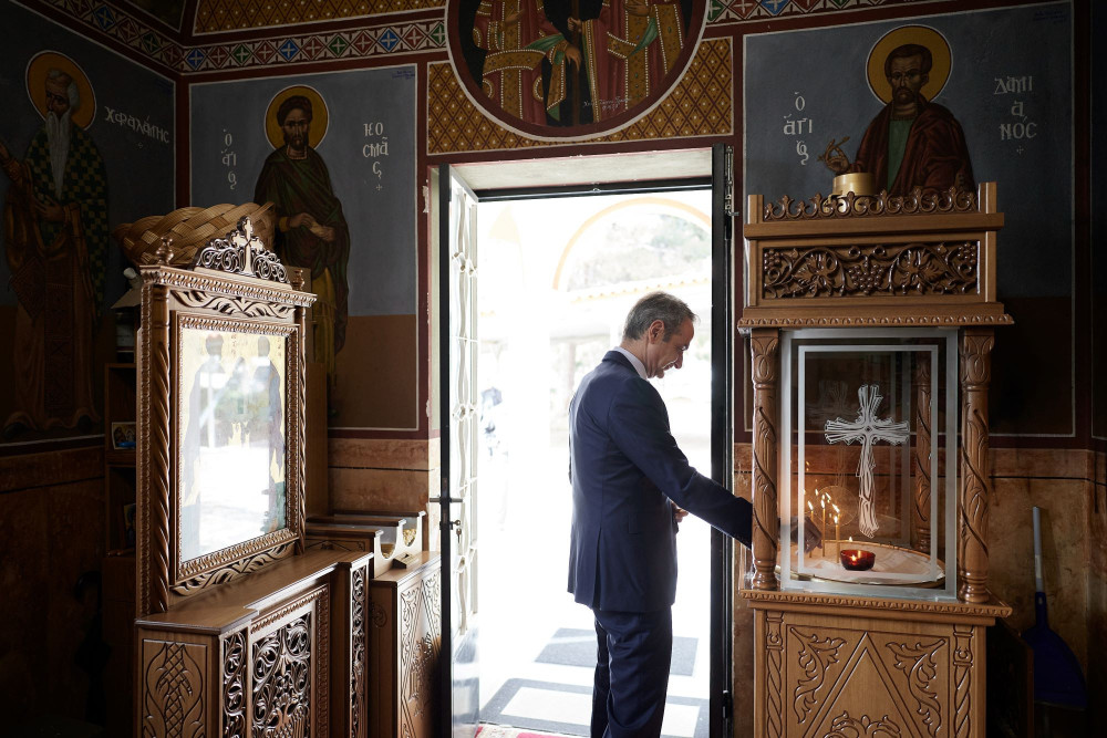 Θεοφάνια: ο Κυριάκος Μητσοτάκης άναψε κερί στο εκκλησάκι της 112 Πτέρυγας Μάχης
