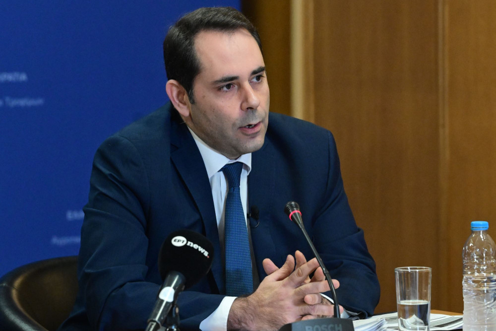 Θάνος Πετραλιάς: η νέα ελληνική φωνή στο «τραπέζι» της Ευρωομάδας