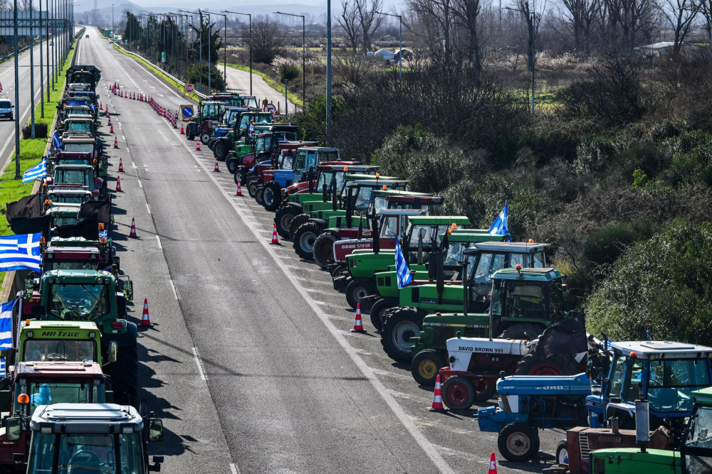 Aποχωρούν τα τρακτέρ από την εθνική οδό Αθηνών-Λαμίας