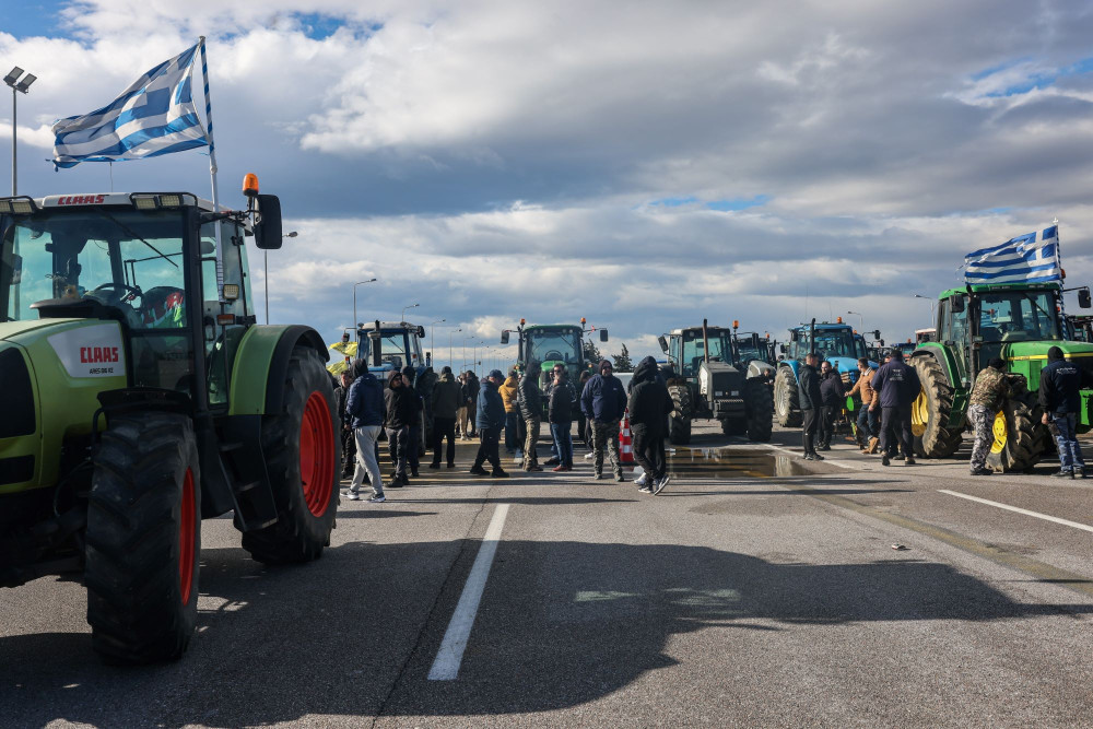 Mπλόκα αγροτών: κλειστό το ρεύμα προς Αθήνα στα διόδια Μαλγάρων - Ανοιχτά τα τελωνεία