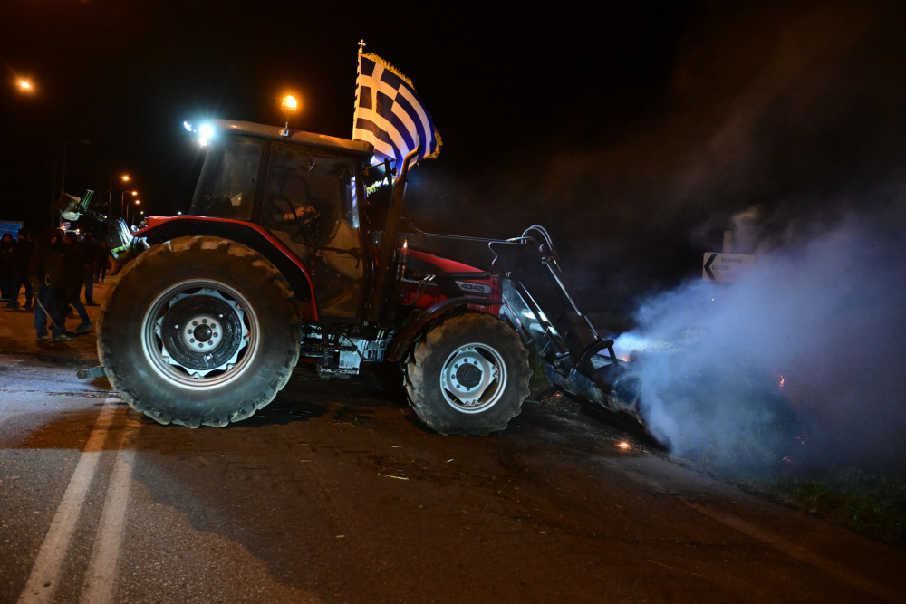 Αγροτικά μπλόκα: Πολιτικός πόλεμος κυβέρνησης - αντιπολίτευσης για τον πρωτογενή τομέα