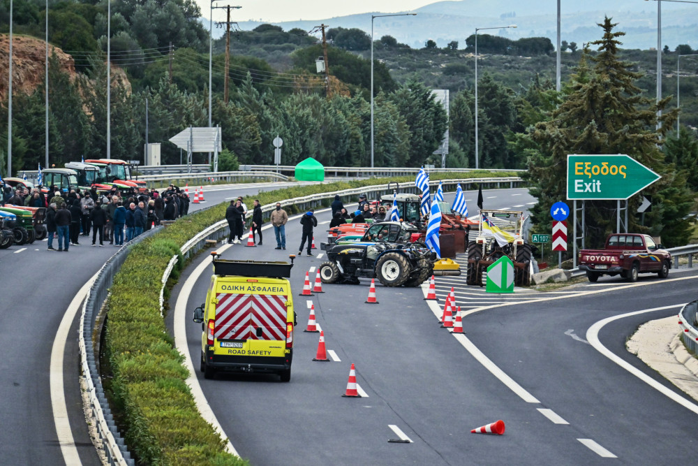 Θέλουν μπλόκα, όχι λύσεις: η αντιπολίτευση επενδύει στο χάος