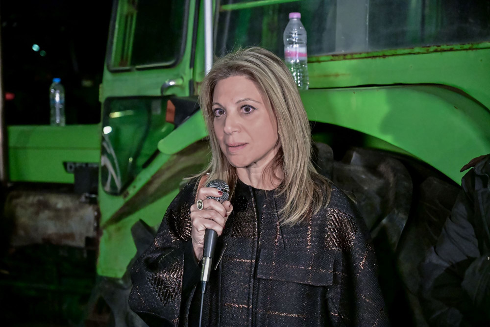 Συνθήματα, κραυγές και υπονοούμενα