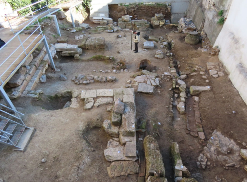 ΥΠΠΟ: αναδεικνύονται οι αρχαιότητες της «Οικίας Κοκοβίκου», στην Πλάκα (photos)