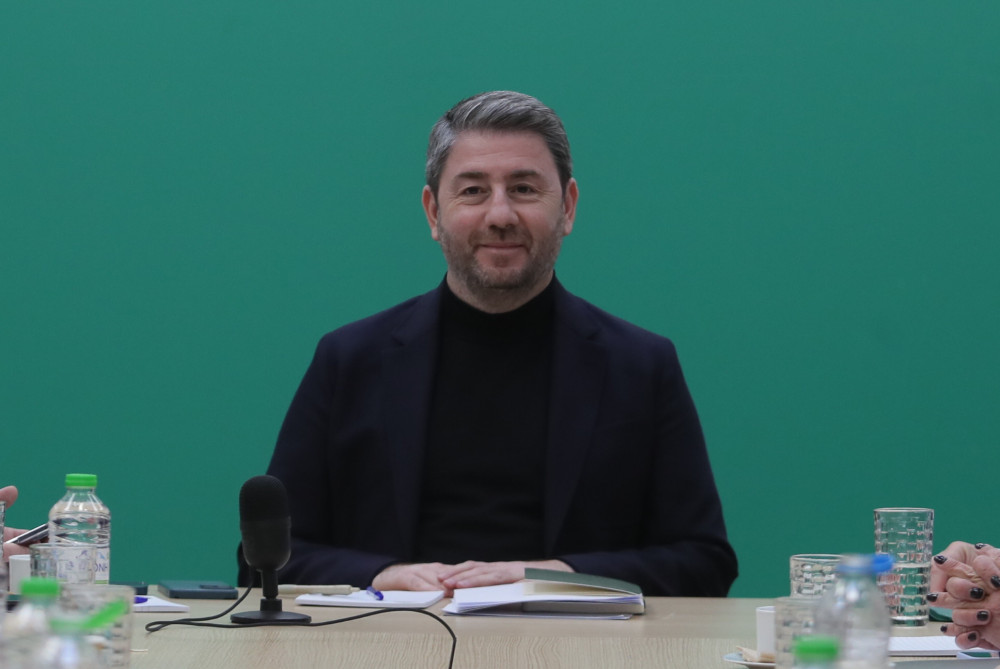 Ζορίζουν τα πράγματα για τον Ανδρουλάκη: ξεκόλλησε προς τα κάτω η βελόνα