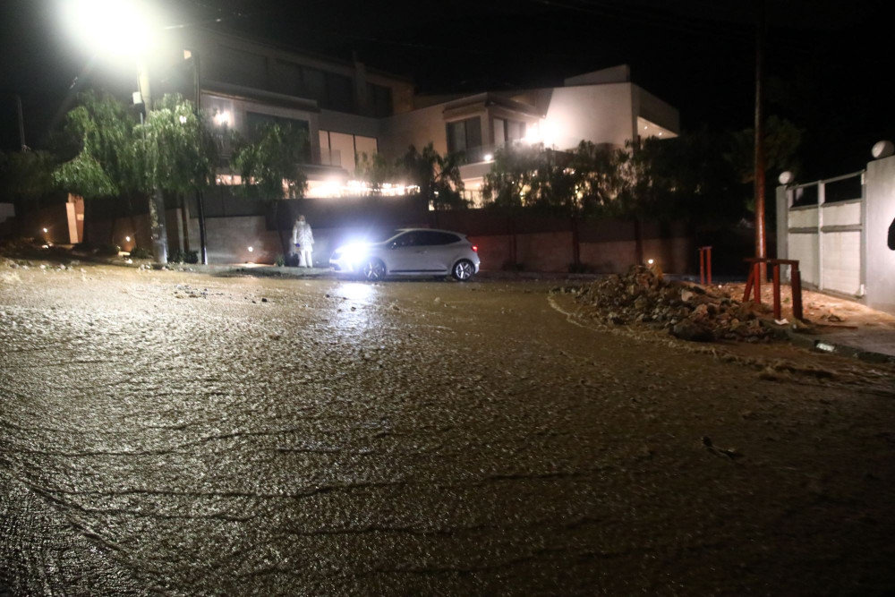 Σφοδρό το πέρασμα της κακοκαιρίας στην Αττική - Δύο νεκροί, 910 κλήσεις στην Πυροσβεστική - Η πρόγνωση για τις επόμενες ώρες