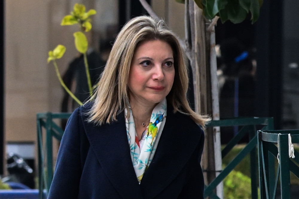 Η Καρυστιανού ανάμεσα στο κοστούμι του Νατσιού και το ταγέρ της Λεπέν