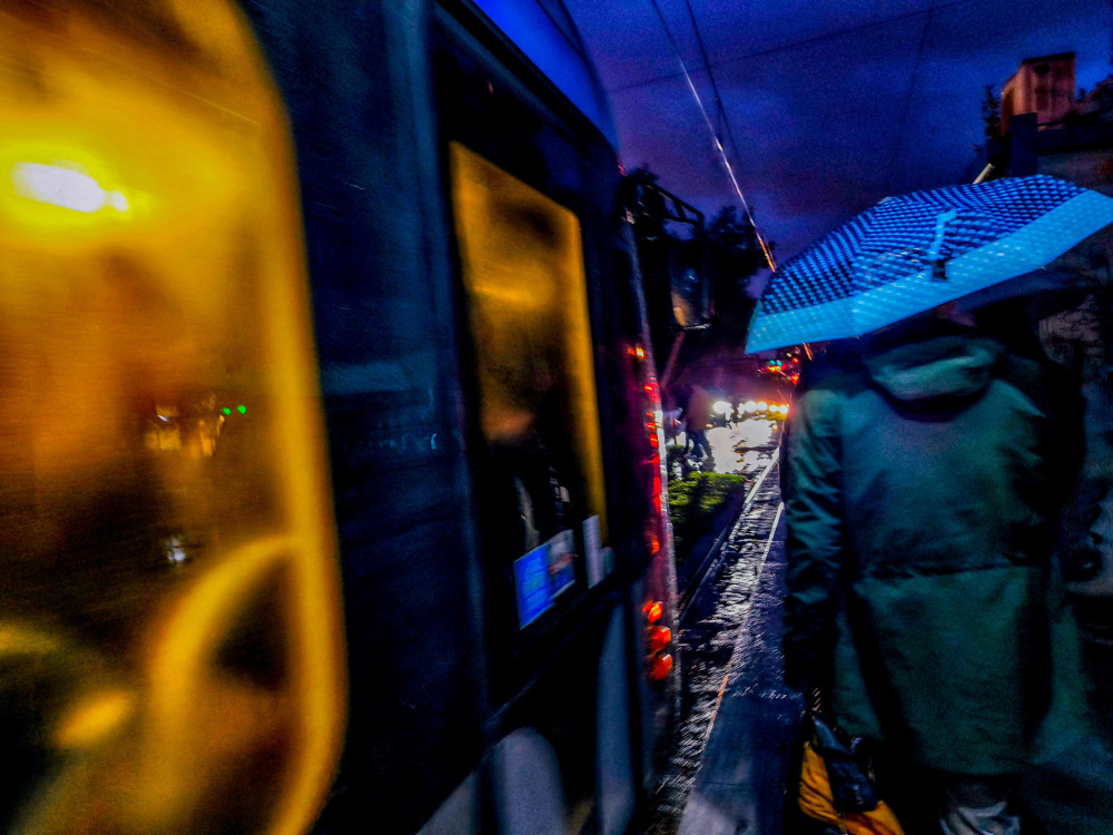 Καιρός: ισχυρά φαινόμενα κατά τόπους έως το απόγευμα - Σταδιακή ύφεση των ανέμων