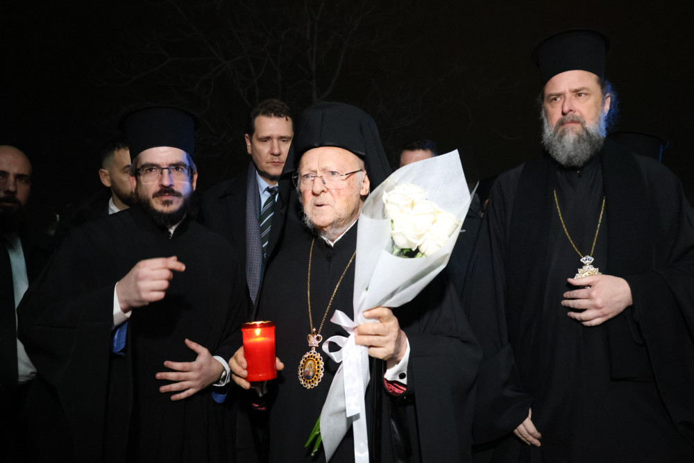 Στην Τούμπα ο Πατριάρχης Βαρθολομαίος: Λευκά τριαντάφυλλα και κεριά στη μνήμη των οπαδών του ΠΑΟΚ