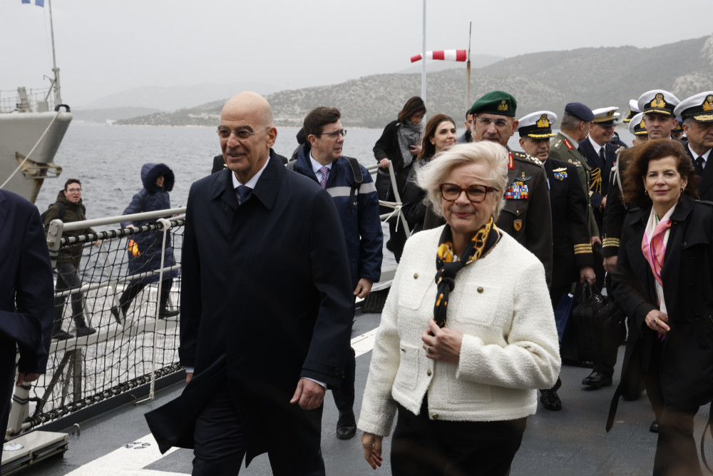 Ο Νίκος Δένδιας υποδέχθηκε την Κατρίν Βοτρίν στη φρεγάτα «Κίμων»