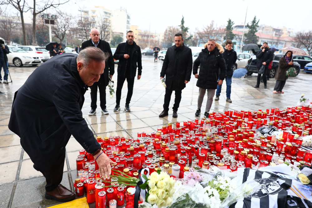 Στέλιος Αγγελούδης: στην Τούμπα με λευκά τριαντάφυλλα - «Σε τέτοιες τραγωδίες δεν υπάρχουν λόγια»
