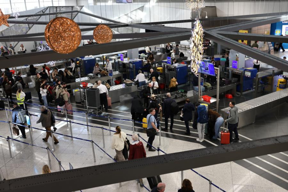 Πανικός στο αεροδρόμιο του Ντιτρόιτ: Ι.Χ. εισέβαλε σε γκισέ αεροπορικής εταιρείας - Έξι τραυματίες (video)